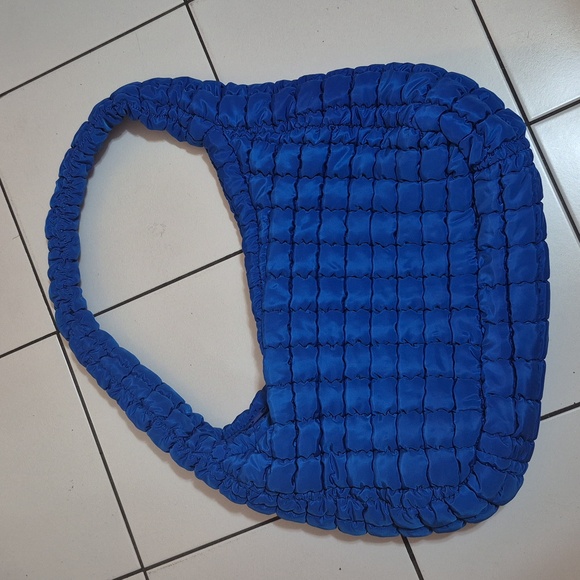 Quilted puffer carryall bag - Picture 3 of 5